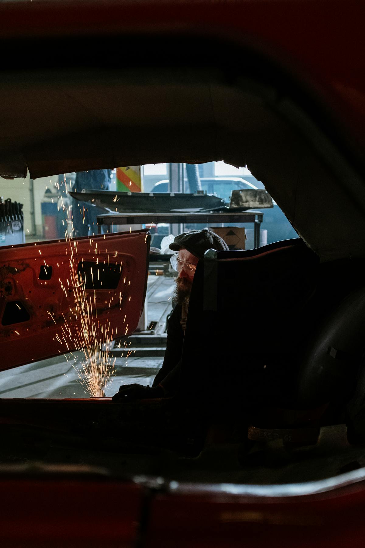 Mechaniker prüft Fahrzeugtechnik in der Werkstatt